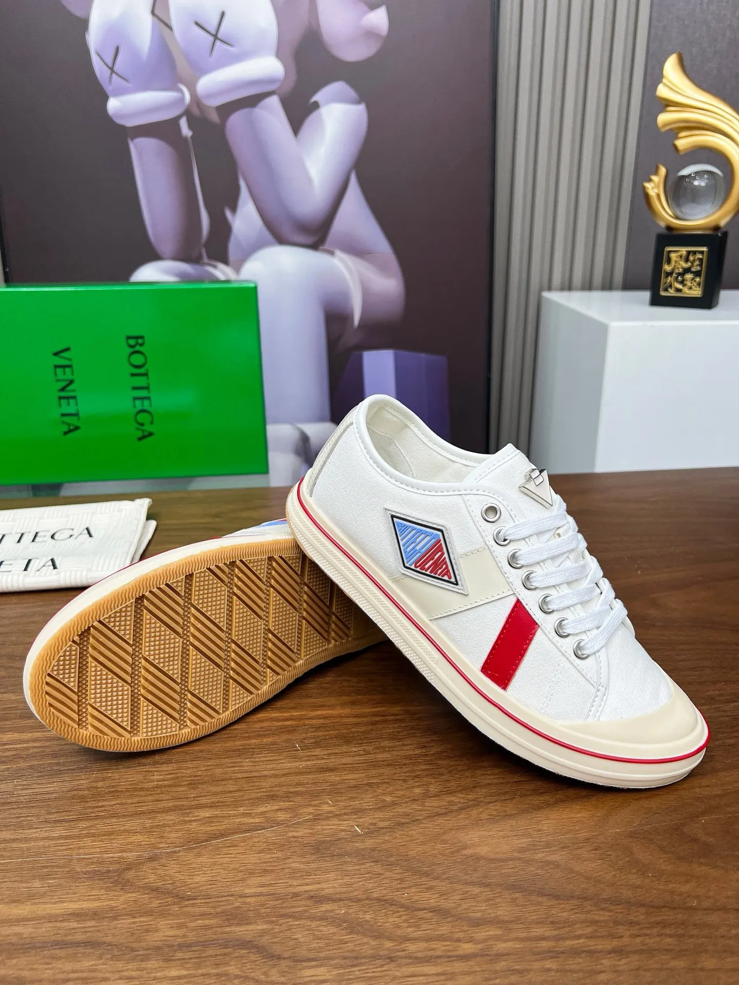 Men's men's shoes 💰500💰 Bottega Veneta BV's latest Eliot series retro basketball shoes casual sports canvas shoes will become gods once it is launched‼ ️ Inspired by retro basketball sneakers, the color combination highlights youthful vitality and perfectly interprets the theme of youth and childlike innocence. The details are also very particular. The summer canvas brings excellent durability and comfort. Designs such as calfskin trim, rubber toe caps and hand-painted retro red lines are full of retro feel. The round toe and convex sole add a modern feel and are suitable for various styles. Easily create a fashionable atmosphere. The upper foot is the focus...can be worn as a couple's shoes...The red lines on each shoe edge are hand-painted, which adds more taste and attitude! ✦Fabric: Original customized high-density canvas + cowhide ✦Inner: original customized breathable canvas ✦Insole: movable latex cowhide insole ✦Sole: original molded non-slip and wear-resistant TPU material ✦Sole thickness: 3cm, low-profile, single shoe ✦Number of sizes: female size 35--40, female 40 is customized and non-returnable❕ ✦Number: male size 39--45, male 45 is customized and non-returnable❗️